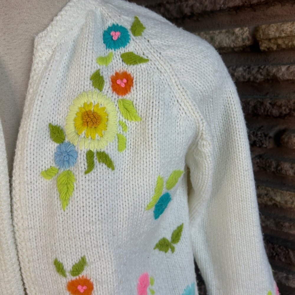 Vintage 60s Mod Embroidered Flowers Open Drape Cardigan Sweater - Picture 6 of 9